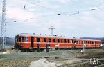 660 522 im Bahnhof Oberrieden (zwischen Bad Soden-Allendorf und Eichenberg), wo der Sonderzug offenbar durch einen anderen Zug überholt wurde, da er im Überholgleis steht. (26.04.1969) <i>Foto: Günter Hauthal</i>