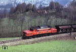 ÖBB 1020.07 mit einem Güterzug am Traunsee bei Traunkirchen. (08.05.1979) <i>Foto: Peter Schiffer</i>
