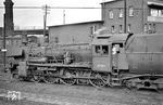 38 1563 (Bw Wuppertal-Langerfeld) im Bw Hagen-Eckesey. Die Lok wurde bereits 1958 ausgemustert. (1956) <i>Foto: Gerhard Moll</i>