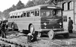 Vorstellung des Schienen-Straßen-Busses in Hameln, der ein Zweiwegefahrzeug für den Personenverkehr auf Eisenbahnstrecken und Straßen war. Die DB setzte ihn sowohl als Nahverkehrszug als auch als Bahnbus ein. Er durfte eine Geschwindigkeit von 80 km/h auf der Straße und 120 km/h auf Schienen fahren. Die Probefahrt führte übrigens nach Hannover.  (19.10.1951) <i>Foto: Hans Berkowski</i>