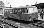 VT 95 9176 (Bw Altenkirchen) erhielt abweichend von der Serie gesickte Seitenwände und blieb damit ein Einzelgänger. Die Aufnahme entstand im Bahnhof Betzdorf.  (03.1959) <i>Foto: Reinhard Todt</i>