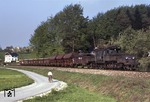 Das "österreichische Krokodil" 1189.05 mit einem Güterzug bei Gmunden am Traunsee. (14.05.1979) <i>Foto: Peter Schiffer</i>