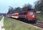 Die am 25.10.1940 als E 18 208 angelieferte 1018.08 nach fast 40 Einsatzjahren vor E 703 "Erzherzog Johann" (St.Irding - Wien) nahe des Bahnhofs Aurachkirchen. (14.05.1979) <i>Foto: Peter Schiffer</i>