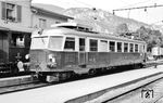 Die Oensingen-Balsthal-Bahn AG mit Sitz in Balsthal ist eine private Eisenbahngesellschaft im Kanton Solothurn (Schweiz). Ihre gut vier Kilometer lange normalspurige Strecke führt von Oensingen nach Balsthal. Hier steht der Triebwagen Be 2/4 201 (Baujahr 1935) im Bahnhof Oensingen. Das Fahrzeug trägt noch Initialen "ÖBB", die später in "OeBB" umbenannt wurden, zur Unterscheidung von den Österreichischen Bundesbahnen. Der Triebwagen war 1958 von der Bern-Lötschberg-Simplon-Bahn (BLS) (ex BLS 721, ex 787 "Blauer Pfeil") zur OeBB gekommen, 1995 wurde er ausgemustert. 2017 war er noch als Übungsfahrzeug für das "Innerkantonale Feuerwehr-Ausbildungszentrum" in der Klus bei Balsthal vorhanden. (02.09.1961) <i>Foto: Gerd Wolff</i>