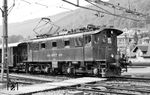 Be 4/4 107 der Solothurn-Münster-Bahn (SMB) im Bahnhof Moutier. Für die am 2. Oktober 1932 geplante Aufnahme des elektrischen Betriebs auf der SMB wurden vier Loks der Reihe Be 4/4 bei den Ateliers de Sécheron (SAAS) in Genf bestellt, die den elektrischen Teil zuständig war und den Federantrieb lieferte. Der mechanische Teil stammte von der Schweizerischen Lokomotiv- und Maschinenfabrik Winterthur. Die Be 4/4 wurde nach dem Vorbild der BBÖ 1170 bzw. 1170.1 entworfen. Für die damalige Zeit war sie nach einem sehr modernen Konzept gebaut und die erste normalspurige Drehgestelllok mit Einzelachsantrieb in der Schweiz. Die laufachsenlose Maschine mit der Achsfolge B0'B0' hatte zwei Drehgestelle. Jeder Radsatz wurde einzeln von einem Sécheron-Hohlwellen-Federantrieb, einer Weiterentwicklung des Westinghouse-Federantriebs, angetrieben. Die vier Fahrmotoren waren vollständig in den beiden Drehgestellen untergebracht.  (02.09.1961) <i>Foto: Gerd Wolff</i>