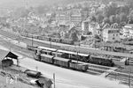 Blick auf den Bahnhof Moutier mit einem am Bahnsteig stehenden Zug der Solothurn-Münster-Bahn (SMB) im Vordergrund und einen einfahrenden Personenzug der SBB aus Olten. Im Gegensatz zum Bahnnamen wird für den Bahnhof nur der französisch-sprachige Namen verwendet. (02.09.1961) <i>Foto: Gerd Wolff</i>