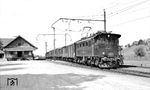 Lok 104 der Emmental-Burgdorf-Thun-Bahn (EBT) mit einem Güterzug auf der Strecke von Burgdorf über Konolfingen nach Thun, die als erste elektrische Vollbahn Europas im Jahr 1899 in Betrieb ging. Heute ist sie Bestandteil der BLS. (04.09.1961) <i>Foto: Gerd Wolff</i>