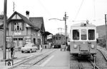 Überholung im Bahnhof Bolligen: SZB-Tw Fe 4/4 34 (links) wartet die Durchfahrt eines Personenzuges ab, der rechts im Bild mit der Stirnfront des VBW-Steuerwagen BFt4 83 zu erkennen ist. Das Empfangsgebäude stammt übrigens aus dem Jahr 1913. (05.09.1961) <i>Foto: Gerd Wolff</i>