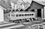 Handarbeit im Depot Goldau der Arth-Rigi-Bahn. Verschoben wird der Zahnrad-Triebwagen CFeh 2/4 12 aus dem Jahr 1954. (10.09.1961) <i>Foto: Gerd Wolff</i>