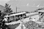 Ein Rowan-Zug der Brunnen-Morschach-Bahn (BrMB) in der Bergstation Axenstein. Der Zug besteht aus der Lok He 2/2 3 und dem Rowan-Wagen B 4. Der See im Hintergrund ist der Vierwaldstättersee. (11.09.1961) <i>Foto: Gerd Wolff</i>