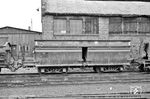 Selbstentladewagen Nr. 1024 der Rhein-Sieg-Eisenbahn. Ab 1926 beschaffte die RSE 44 O-Wagen, die 20 Tonnen Last transportieren konnten. (11.1961) <i>Foto: Gerd Wolff</i>