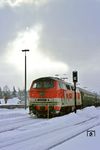 Die in Citybahn-Farben lackierte 218 137 mit dem "Familien-Express" (EWi 28004) nach Duisburg in Winterberg. (13.01.1985) <i>Foto: Joachim Bügel</i>