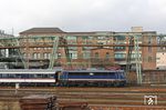 110 469 schiebt den NX-Ersatzzug RB 20161 (für RB 32457) nach Köln Hbf aus dem Bahnhof Wuppertal-Oberbarmen. Im Hintergrund verläuft das Wahrzeichen der Stadt an der Wupper, die Schwebebahn. (30.01.2018) <i>Foto: Wolfgang Bügel</i>