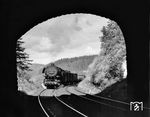 44 1380 (Bw Offenburg) mit einem Güterzug auf der Schwarzwaldbahn kurz vor der Einfahrt in den 1697m langen Sommerautunnel. (06.1952) <i>Foto: Toni Schneiders</i>