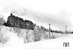 93 1086 hilft beim Schneeräumen auf der Strecke nach Altenau, aufgenommen in der Nähe von Goslar. Der überflüssige Schnee war auf Flachwagen verladen worden und wird an einer geeigneten Stelle per Handarbeit einfach die Böschung hinabgeschoben. (02.1951) <i>Foto: Walter Hollnagel</i>