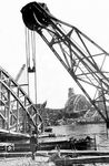 Das Ergebnis des Zweiten Weltkriegs ist hinlänglich bekannt, in Köln sah es dann so aus. Obwohl die Hohenzollernbrücke eine der wichtigsten und am stärksten befahrenen Eisenbahnbrücken in Deutschland war, wurde sie trotz zahlreicher Luftangriffe auf Köln nicht wesentlich beschädigt. Während des Vorrückens der amerikanischen Truppen in die Kölner Innenstadt am 6. März 1945 wurden die Brückenpfeiler dann durch Pioniere der sich zurückziehenden deutschen Wehrmacht gesprengt. Ab 1946 erfolgte die Beseitigung der in den Rhein gestürzten Brückenteile, am 8. Mai 1948 (genau drei Jahre nach Ende des Krieges) wurde ein erstes Provisorium zweigleisig wieder in Betrieb genommen. (1946) <i>Foto: RBD Köln (Felten)</i>