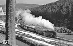 99 1771 mit einem Personenzug nach Kurort Oberwiesenthal unmittelbar an der Grenze zur damaligen Tschechoslowakei bei Hammerunterwiesenthal. (02.1976) <i>Foto: Burkhard Wollny</i>
