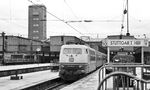 103 164 (Bw Frankfurt/M-1) vor einem Schnellzug in Stuttgart Hbf. (02.1976) <i>Foto: Burkhard Wollny</i>