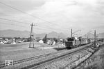E 94 156 (Bw Rosenheim) mit einem Güterzug an der Blockstelle Westerndorf (rechts hinten) zwischen Rosenheim und Großkarolinenfeld. (25.05.1958) <i>Foto: Helmut Röth *</i>