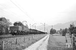 Mit einem O-Wagenzug ist E 94 071 (Bw Rosenheim) bei Prien unterwegs. (27.05.1958) <i>Foto: Helmut Röth *</i>