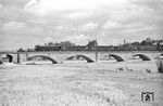 E 16 07 überquert mit D 38 die Innbrücke in Rosenheim. (29.05.1958) <i>Foto: Helmut Röth *</i>