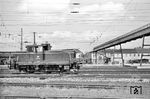V 60 132 war am 23. März 1957 fabrikneu zum Bw Rosenheim gekommen und ist hier in schneller Fahrt zum nächsten Einsatz unterwegs. (29.05.1958) <i>Foto: Helmut Röth *</i>