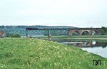 044 334 überquert mit Schüler-Sonderzug N 26222 die Weserbrücke bei Fürstenberg. Wie haben bloß damals alle überlebt, wo sich in diesem Zug aus B3yg-Wagen doch mindestens 60 Türen befanden, die jederzeit zu öffnen waren.... (18.05.1976) <i>Foto: Prof. Dr. Willi Hager</i>