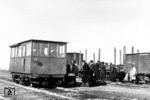 Reichsbahner und einheimische Hilfskräfte besteigen die Draisine Nr. 0057 der Bahnmeisterei Poltawa. (1942) <i>Foto: RVM (Steiner)</i>
