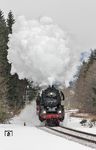 In der Einfahrt von Oberhof kachelt 41 1144 durch ein leichtes Schneetreiben bergwärts. (12.02.2011) <i>Foto: Joachim Bügel</i>