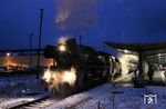 Der Nachteil der Winterzeit ist die früh hereinbrechende Dunkelheit. Die Rückfahrt des "Rodelblitzes" nach Eisenach konnte im Bahnhof Wernshausen daher nur noch als Nachtaufnahme mit 41 1144 umgesetzt werden. (12.02.2011) <i>Foto: Joachim Bügel</i>