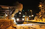 Der überraschende Schneefall verwandelte auch den Bahnhof Förtha in ein Wintermärchen, während 41 1144 der IGE „Werrabahn Eisenach“ funkenspeiend mit dem "Rodelblitz" RE 16571 (Arnstadt - Eisenach) die nächtliche Stille durchbricht.  (12.02.2011) <i>Foto: Joachim Bügel</i>