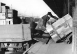 Stückgutumladung an der Laderampe, vermutlich an einer Berliner Güterabfertigung. (1938) <i>Foto: RVM (Ittenbach)</i>
