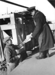 Übergabe der Frachtpapiere an der Laderampe. (1938) <i>Foto: RVM</i>