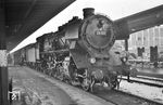 39 103 (Bw Limburg) wartet vor P 2486 nach Frankfurt im Bahnhof Limburg.  (02.02.1962) <i>Foto: Gerhard Moll</i>