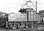 AEG lieferte 1935 die elektrischen Rangierlokomotiven E 63 01 bis 04, BBC drei weitere Maschinen (E 63 05 bis 07). Während bei den AEG-Lokomotiven modifizierte Motoren der E 18 Verwendung fanden, wurden bei den BBC-Loks Motoren der Baureihe E 16 eingebaut. 1940 wurde noch der Nachzügler E 63 08 von AEG ausgeliefert. Mit ihr endete bis heute die Beschaffung elektrischer Rangierlokomotiven in Deutschland.  (1959) <i>Foto: Funk</i>