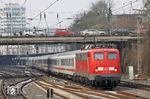 Fast wie ein artreiner IC wirkte an diesem Tag der PbZ 2470 nach Dortmund, der hier mit 115 261 den Bahnhof Wuppertal Hbf verlässt. (07.02.2018) <i>Foto: Wolfgang Bügel</i>