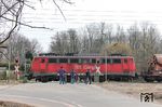 140 621 mit einem umgeleiteten Güterzug am SchPo 22 auf der Reisebahn bei Leverkusen-Schlebusch. (23.02.2011) <i>Foto: Joachim Bügel</i>