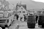 Im Weinort Traben-Trabach steigen Reisende von der Moselbahn in den Bus um. (14.10.1961) <i>Foto: Gerd Wolff</i>