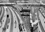 Blick vom Hallendach des Hamburger Hauptbahnhofs auf die Südausfahrt. Links die Streckengleise Richtung Berliner Tor (-Lübeck, -Büchen), rechts Richtung Harburg (-Hannover, -Bremen). (1952) <i>Foto: Walter Hollnagel</i>