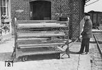 Kleinbehälter wurden bei der Reichsbahn nach ihrem Fassungsraum in drei Gruppen A, B und C eingeteilt. Eine Besonderheit stellte diese Eigenkonstruktion der Güterabfertigung Remagen dar, die hier dem Fotografen vorgeführt wird. (1932) <i>Foto: RVM</i>