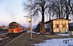 Als Ottbergen noch ein richtiger Bahnhof war, verlässt ein 613 nach Northeim den Bahnhof. (02.1984) <i>Foto: Günter Hauthal</i>