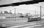 Blick in den Bahnhof Rosenheim mit E 75 52, einem ET 26 und VT 95. (29.05.1958) <i>Foto: Helmut Röth *</i>