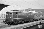 E 10 124 war am 21. April 1958 fabrikneu zum Bw Heidelberg gekommen und steht hier in ihrem Heimatbahnhof vor einem Eilzug bereit. Schon 1959 wurde sie nach Dortmund abgegeben und im Jahr 2000 ausgemustert, nachdem sie am 06.08.1999 nach einer Trafoexplosion abgebrannt war. (31.05.1958) <i>Foto: Helmut Röth *</i>