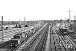 E 93 05 (Bw Kornwestheim) mit einem Güterzug in Graben-Neudorf. Hier verzweigen sich die Strecken nach Karlsruhe bzw. Bruchsal. (05.06.1958) <i>Foto: Helmut Röth *</i>
