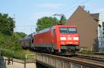152 112 überquert in Herne mit einem gemischten Güterzug die Recklinghäuser Straße. (27.05.2015) <i>Foto: Burkhard Walbersloh</i>