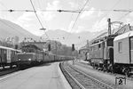 ÖBB 1020.40 (ex E 94 102) fährt als Vorspannlok vor einer 1110 in Landeck am Arlberg ein. Rechts steht 1670.17. (28.09.1973) <i>Foto: Dieter Kempf</i>