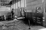 Spiegelglasverladung in Spezialtransporteinrichtung für den Transport auf der Reichsbahn bei der Firma St. Gobain in Stolberg/Rhld. (1935) <i>Foto: RVM</i>