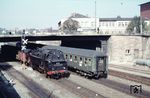 86 364 (Bw Kassel) mit einem Güterzug unterwegs in Kassel-Wilhelmshöhe. (1966) <i>Foto: Günter Hauthal</i>