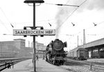 023 025 steht vor dem Wendezug N 4051 nach Hanweiler-Bad Rilchingen in Saarbrücken Hbf. (02.11.1973) <i>Foto: Dieter Kempf</i>