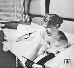 "Bequem reisen und gut schlafen lässt es sich in den mit größtem Komfort ausgestatteten Schlafabteilen. Die Junge Dame hat es schon ausprobiert und war begeistert" - so der Werbetext zu diesem Bild. (1953) <i>Foto: Paul Trost</i>